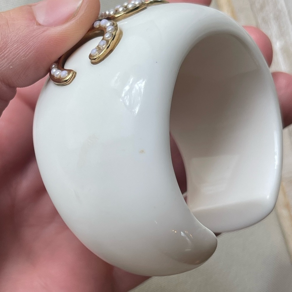MARC JACOBS White Acrylic Chunky Bracelet with Gold & Pearls - Picture 8 of 8